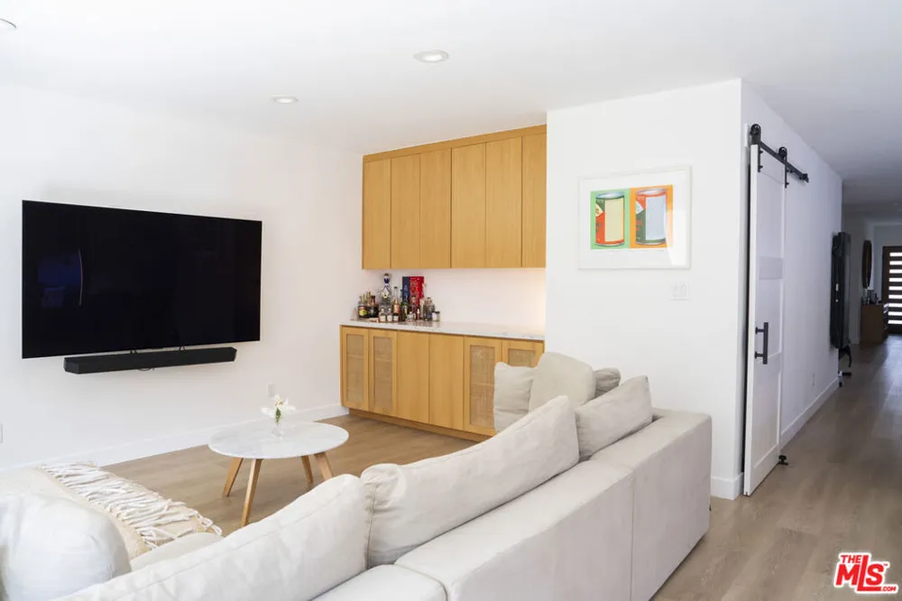 2319 S Cloverdale Avenue Los Angeles, CA 90016