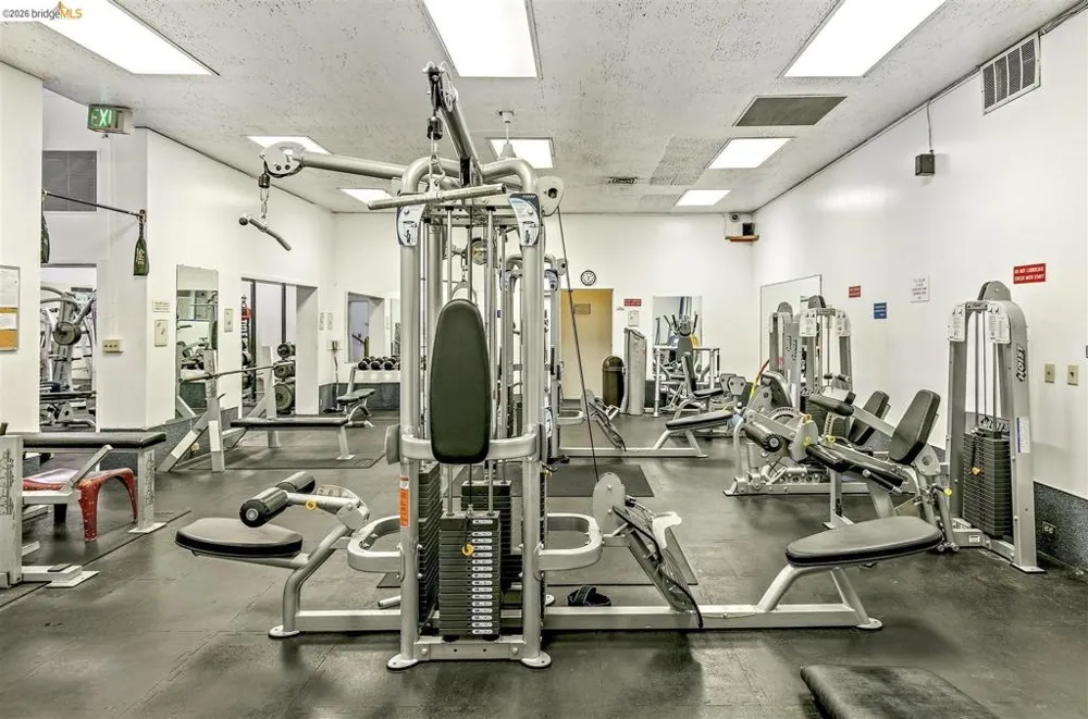8 Commodore DR #C359 Emeryville, CA 94608