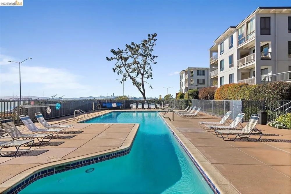 8 Commodore DR #C359 Emeryville, CA 94608