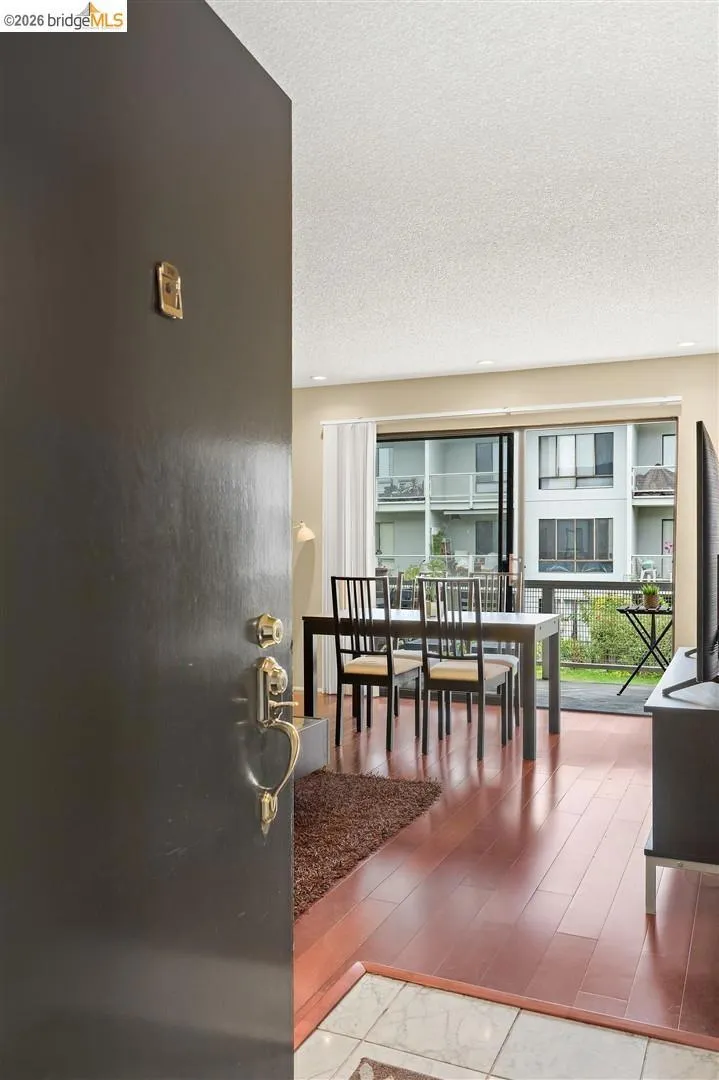 8 Commodore DR #C359 Emeryville, CA 94608