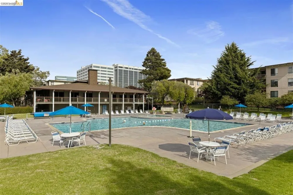 8 Commodore DR #C359 Emeryville, CA 94608