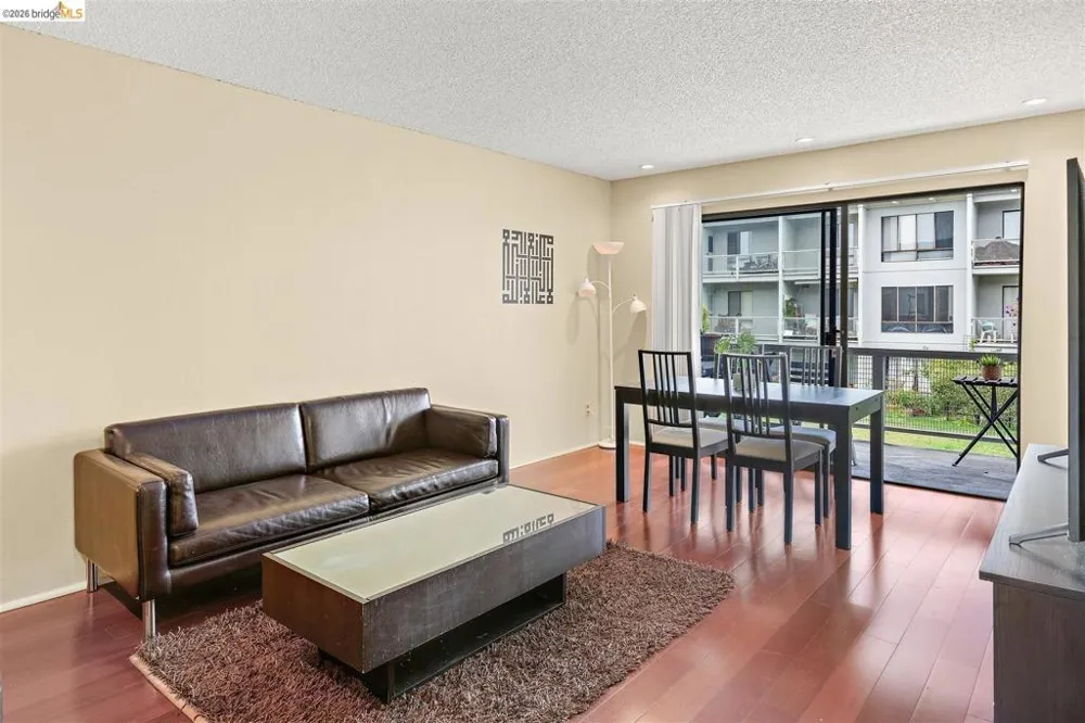 8 Commodore DR #C359 Emeryville, CA 94608