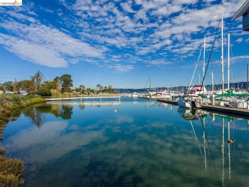 8 Commodore DR #C359 Emeryville, CA 94608