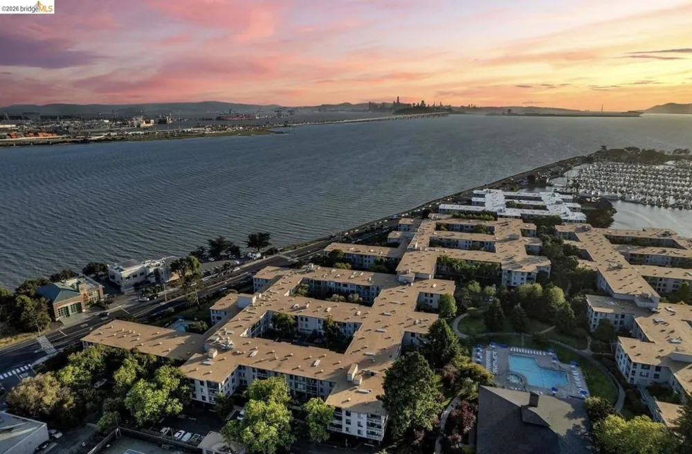 8 Commodore DR #C359 Emeryville, CA 94608