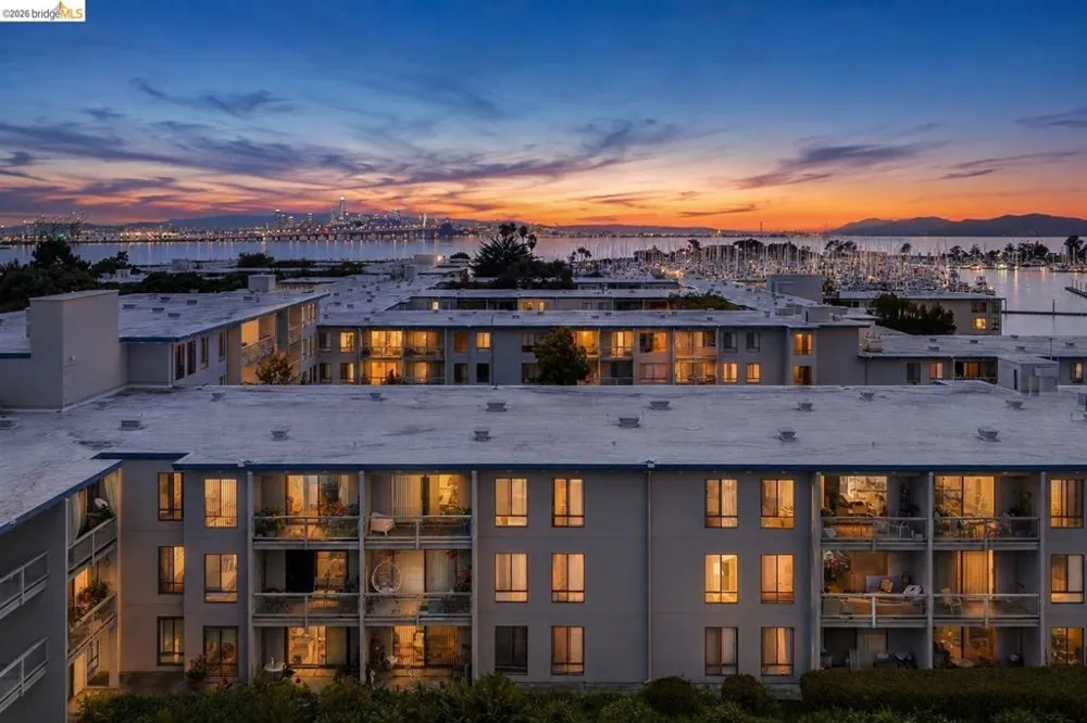 8 Commodore DR #C359 Emeryville, CA 94608