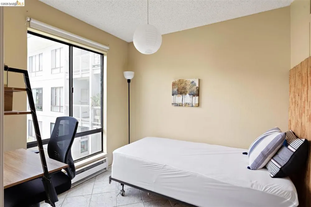 8 Commodore DR #C359 Emeryville, CA 94608