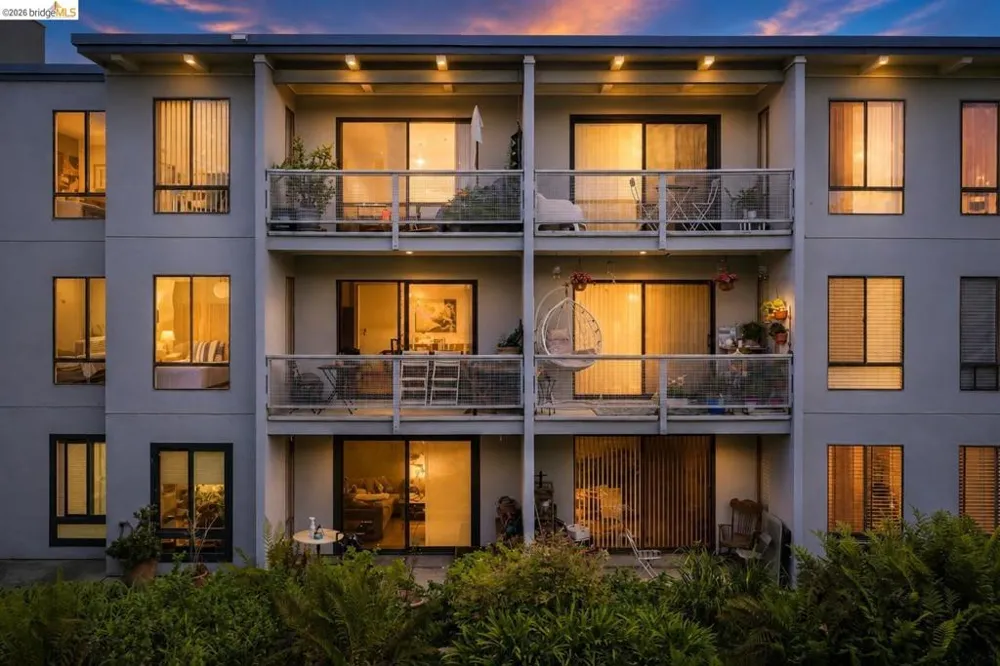 8 Commodore DR #C359 Emeryville, CA 94608