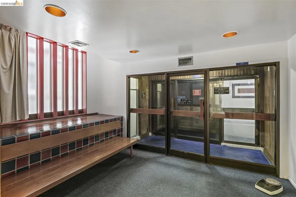 8 Commodore DR #C359 Emeryville, CA 94608