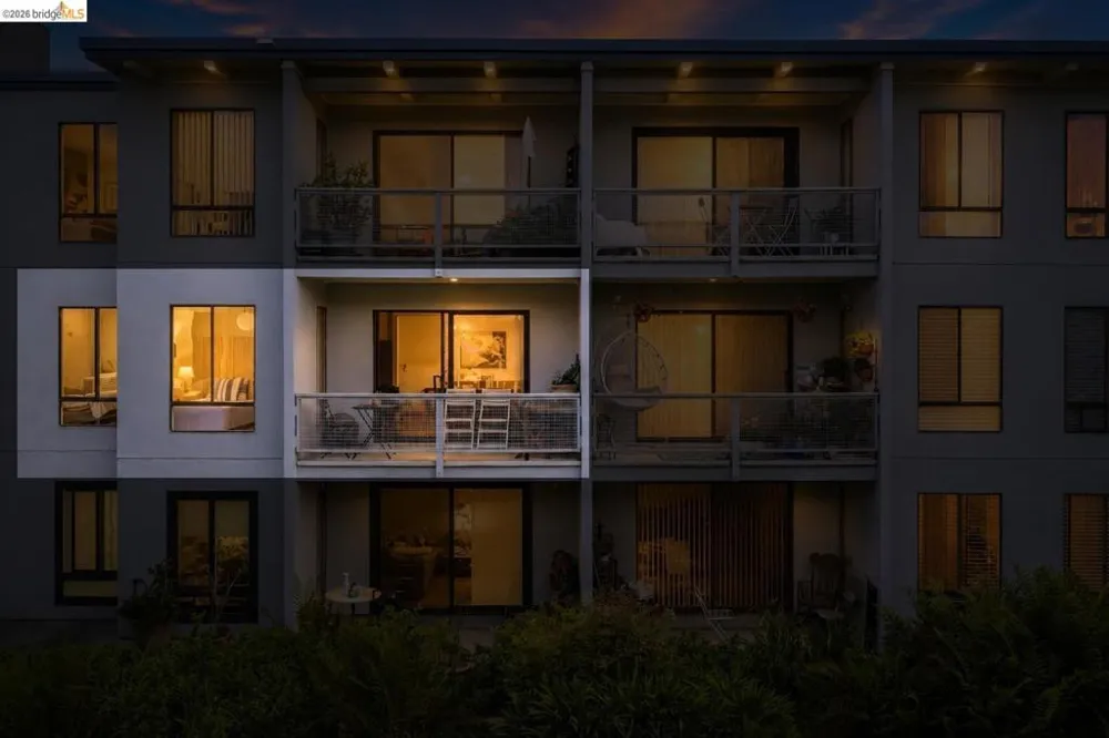 8 Commodore DR #C359 Emeryville, CA 94608