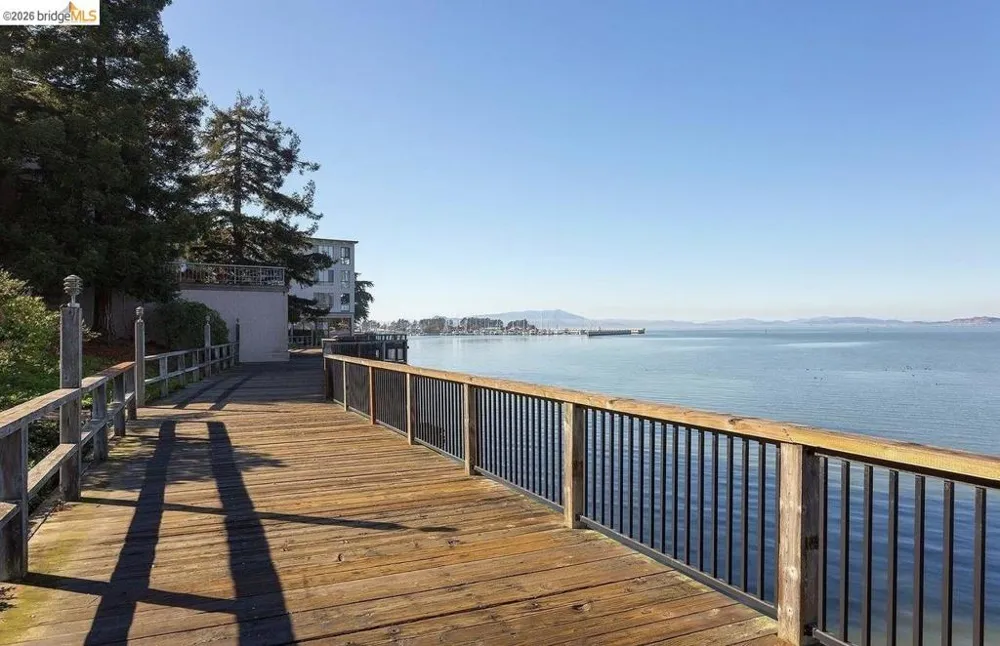 8 Commodore DR #C359 Emeryville, CA 94608