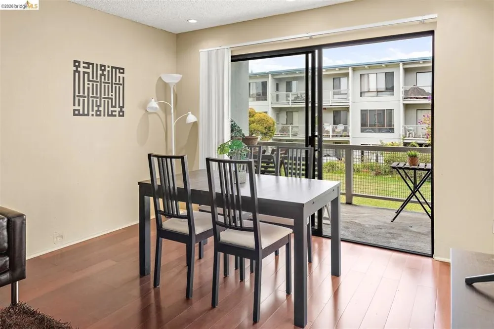 8 Commodore DR #C359 Emeryville, CA 94608
