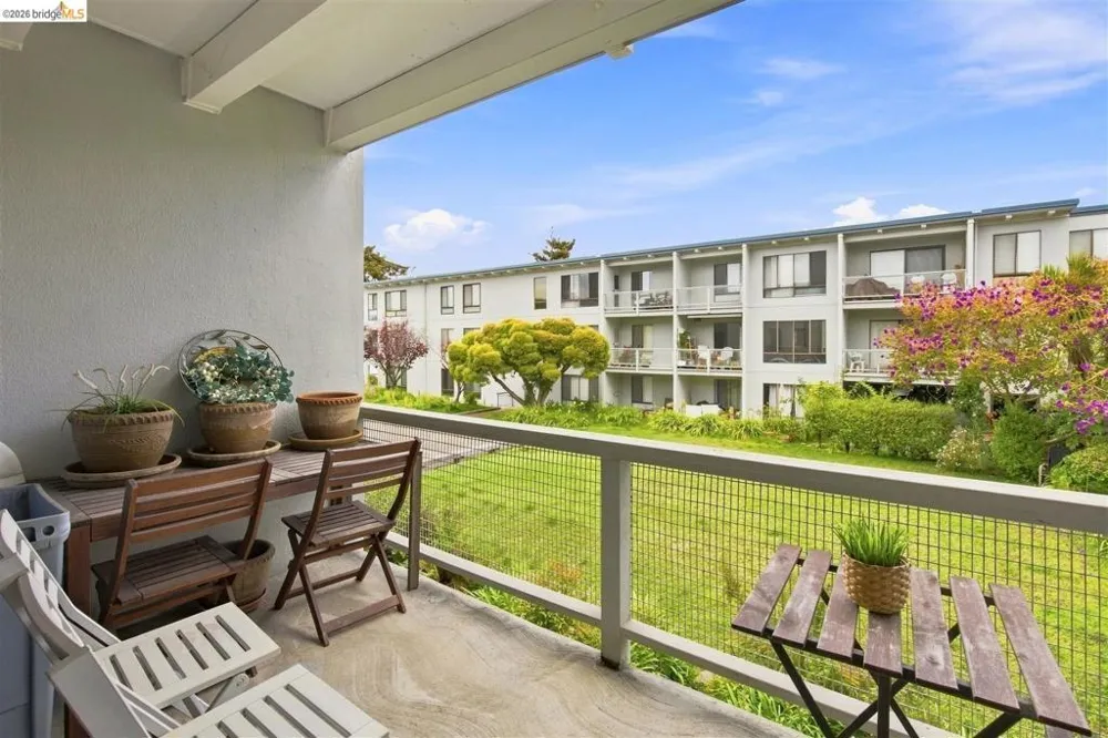 8 Commodore DR #C359 Emeryville, CA 94608