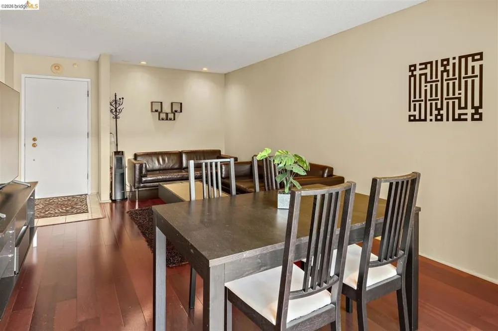 8 Commodore DR #C359 Emeryville, CA 94608