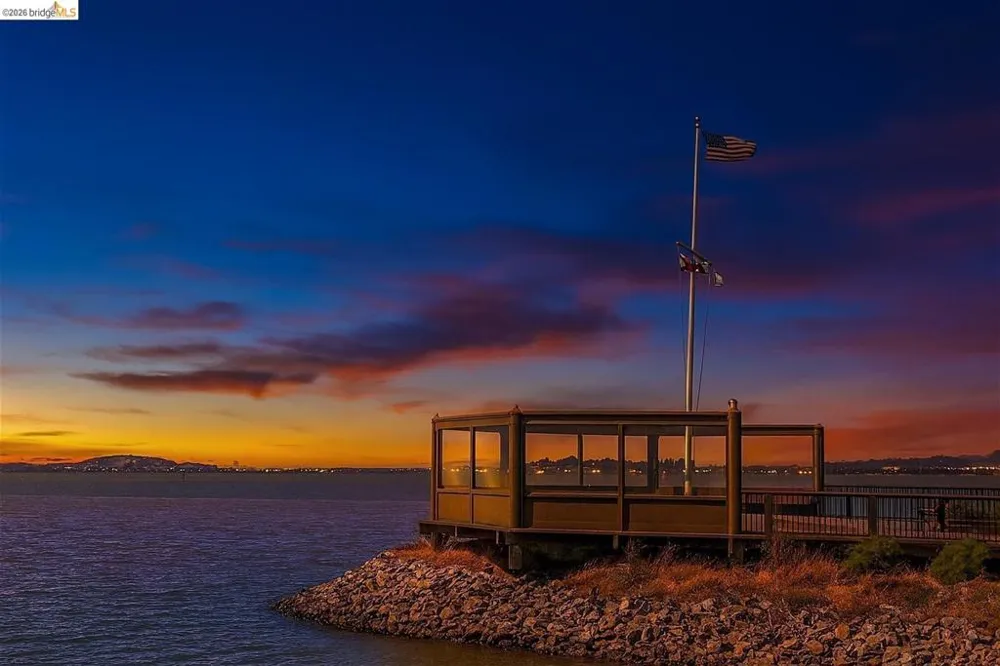 8 Commodore DR #C359 Emeryville, CA 94608