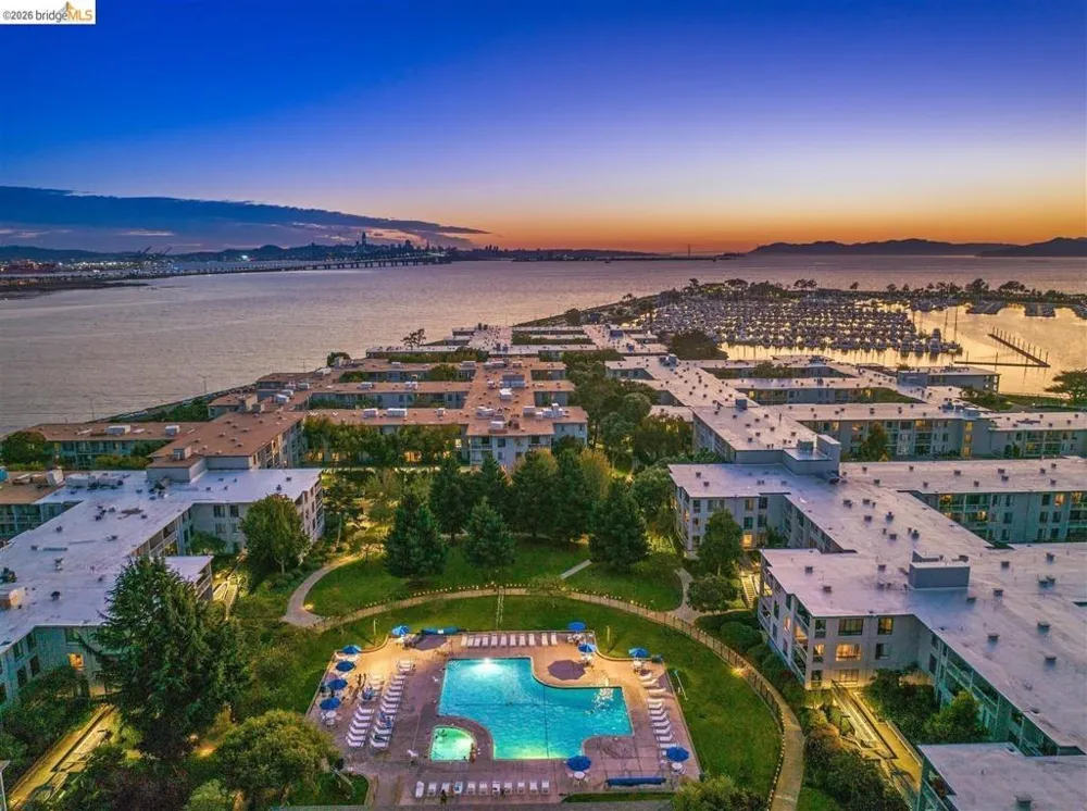 8 Commodore DR #C359 Emeryville, CA 94608