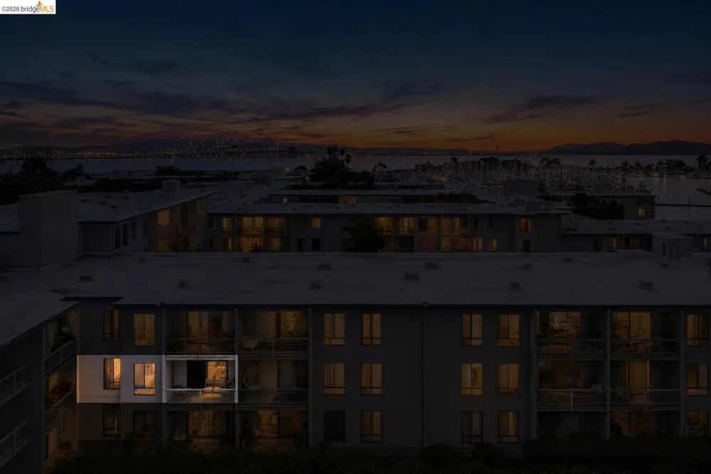 8 Commodore DR #C359 Emeryville, CA 94608