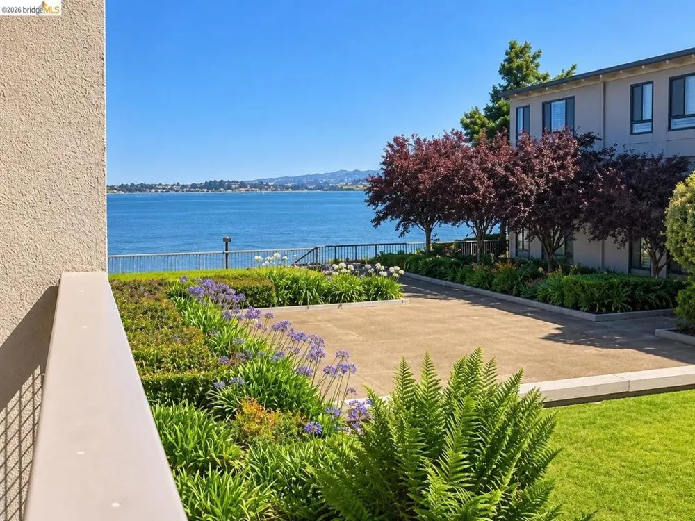 8 Commodore DR #C359 Emeryville, CA 94608