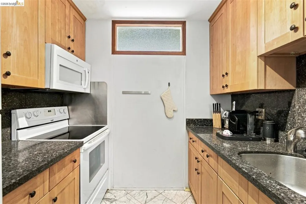 8 Commodore DR #C359 Emeryville, CA 94608
