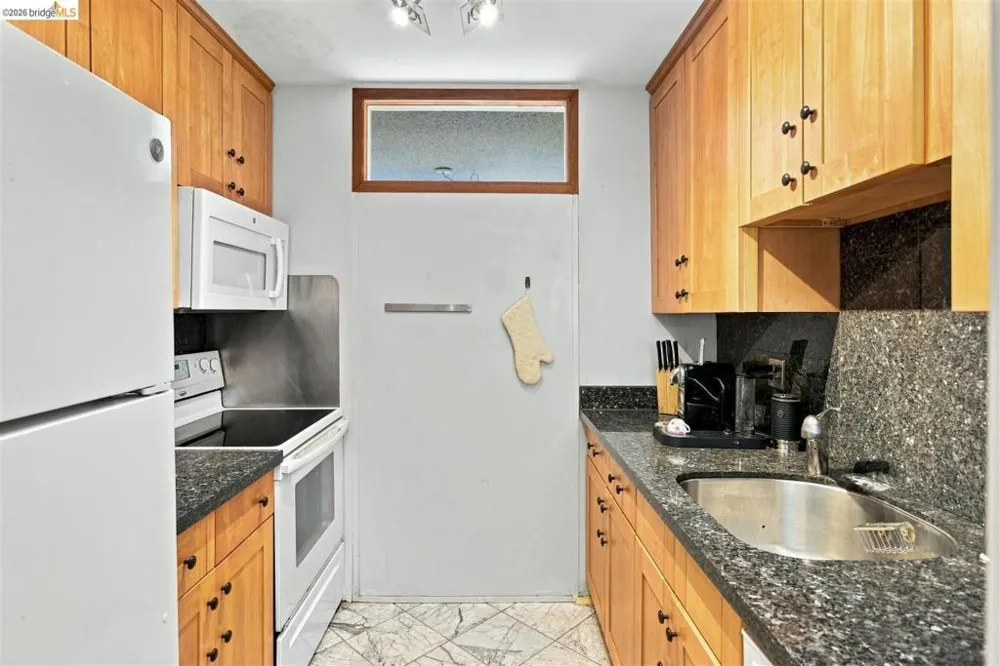 8 Commodore DR #C359 Emeryville, CA 94608