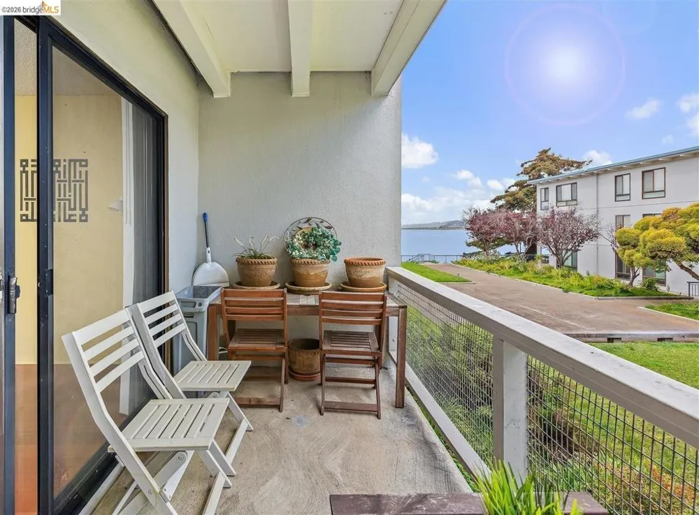 8 Commodore DR #C359 Emeryville, CA 94608