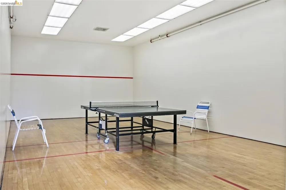 8 Commodore DR #C359 Emeryville, CA 94608
