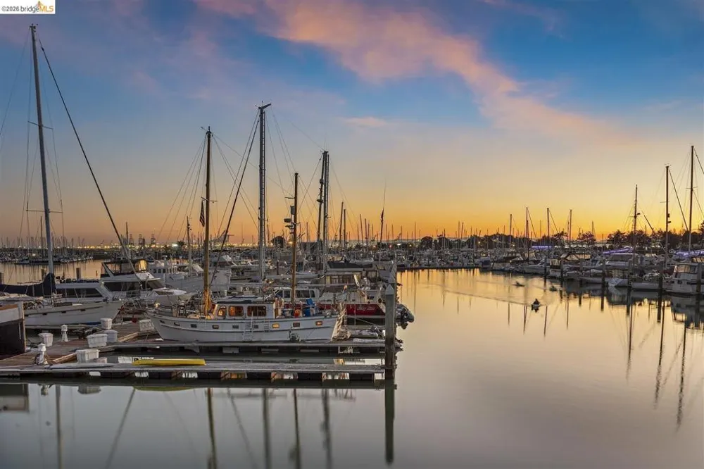8 Commodore DR #C359 Emeryville, CA 94608