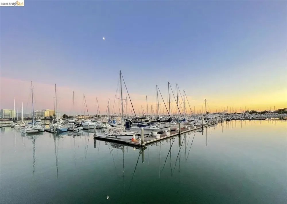 8 Commodore DR #C359 Emeryville, CA 94608