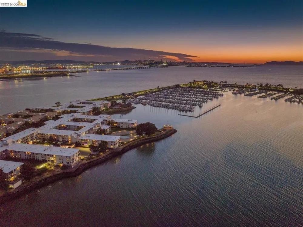 8 Commodore DR #C359 Emeryville, CA 94608