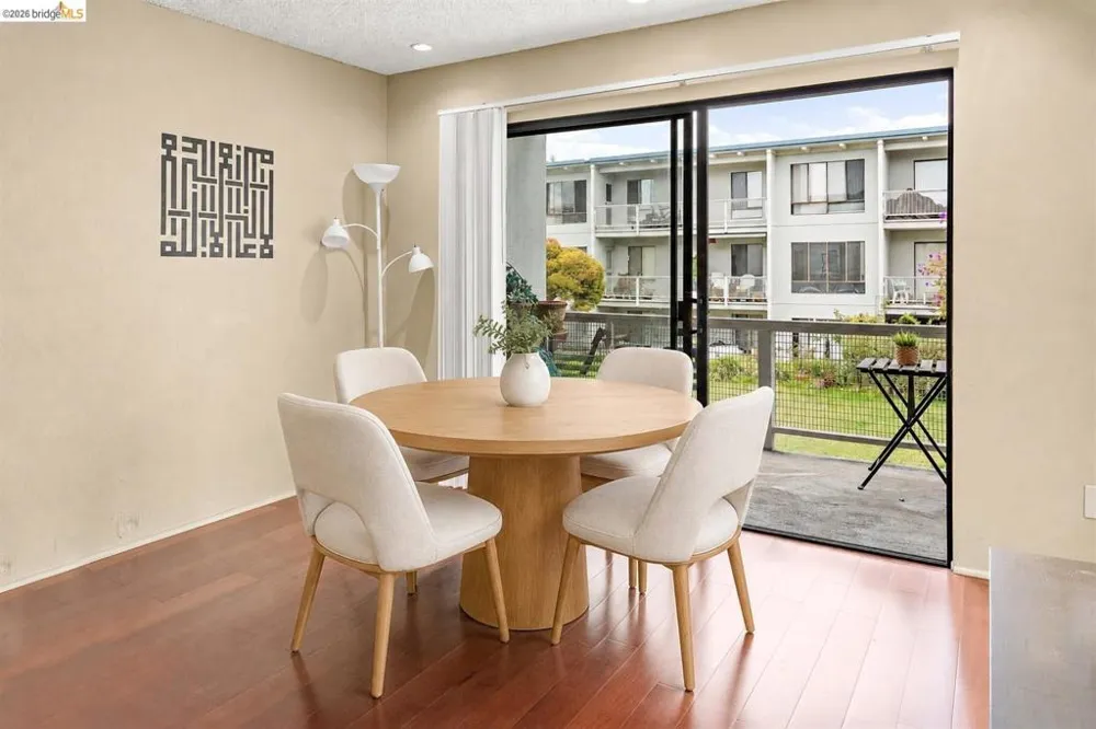 8 Commodore DR #C359 Emeryville, CA 94608
