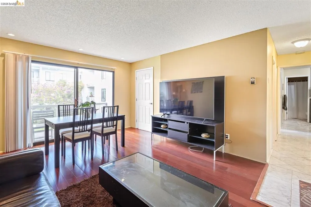 8 Commodore DR #C359 Emeryville, CA 94608