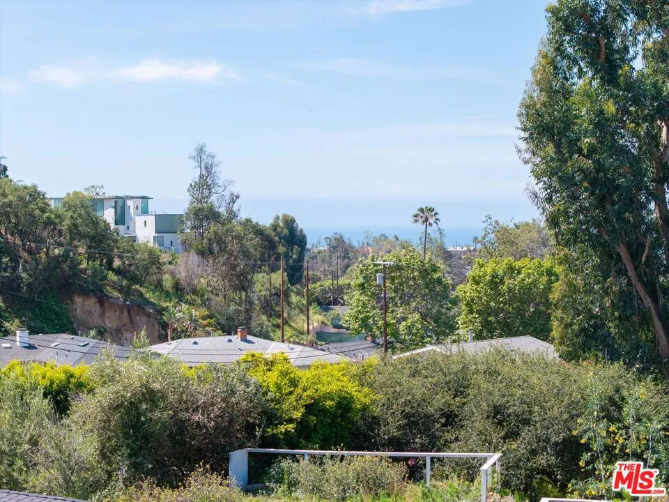 1025 Las Pulgas Road Pacific Palisades, CA 90272