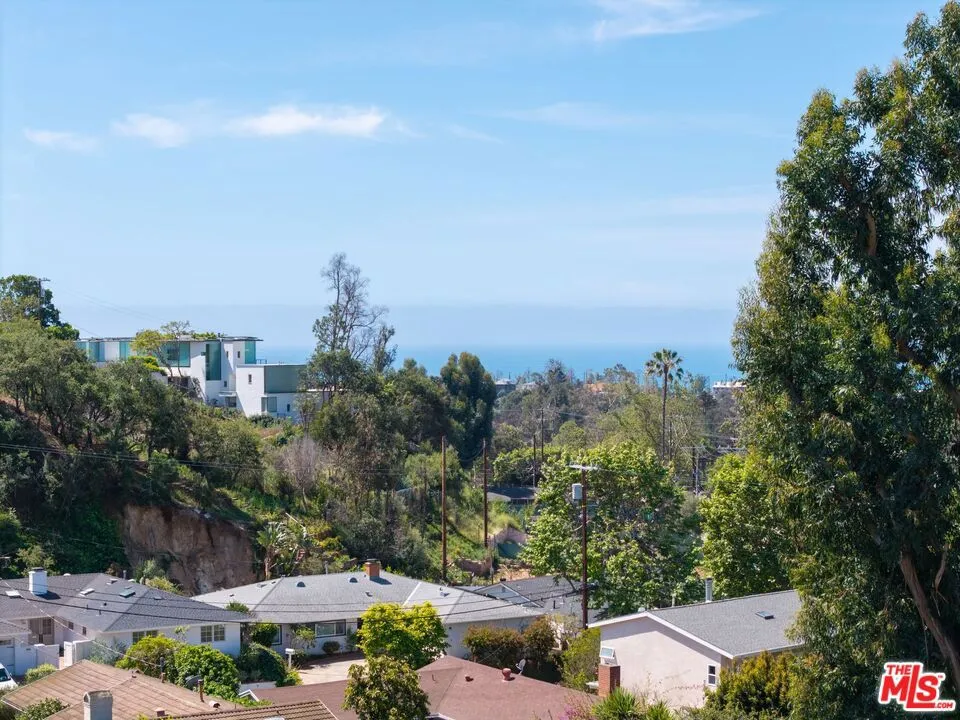 1025 Las Pulgas Road Pacific Palisades, CA 90272