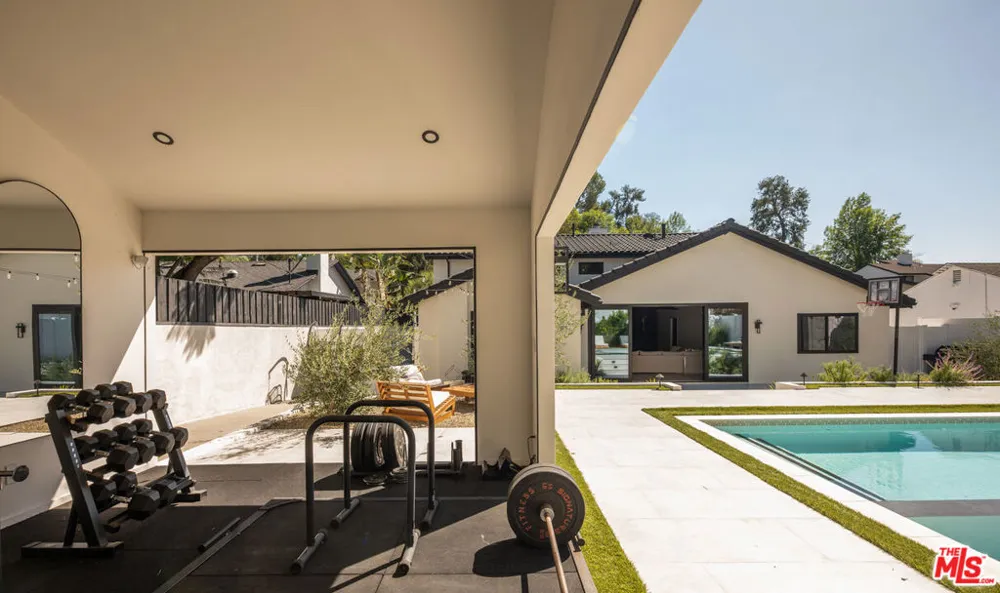 22269 Avenue San Luis Los Angeles, CA 91364