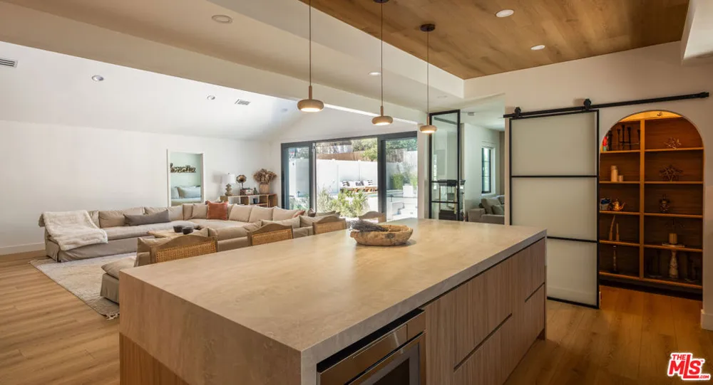 22269 Avenue San Luis Los Angeles, CA 91364