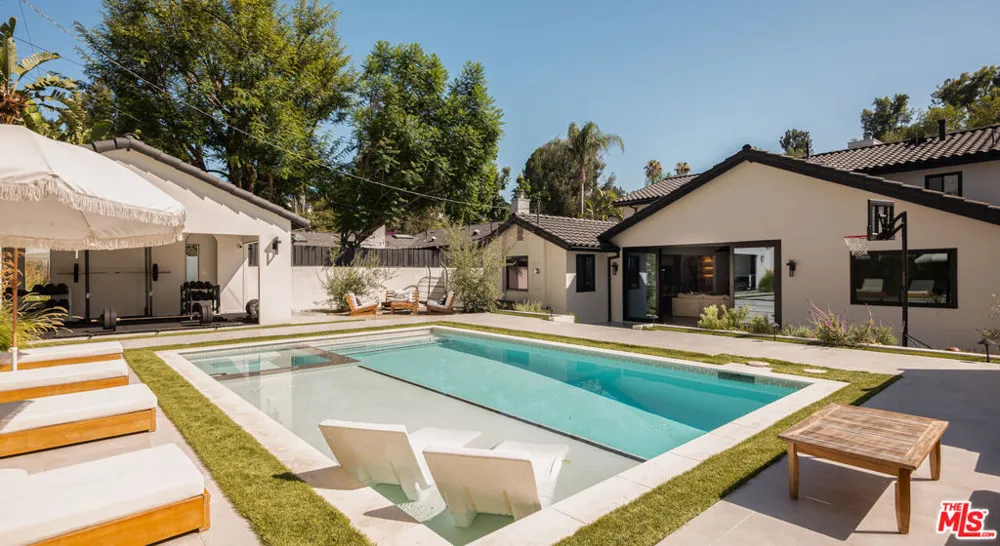 22269 Avenue San Luis Los Angeles, CA 91364