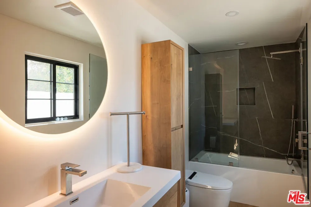 22269 Avenue San Luis Los Angeles, CA 91364