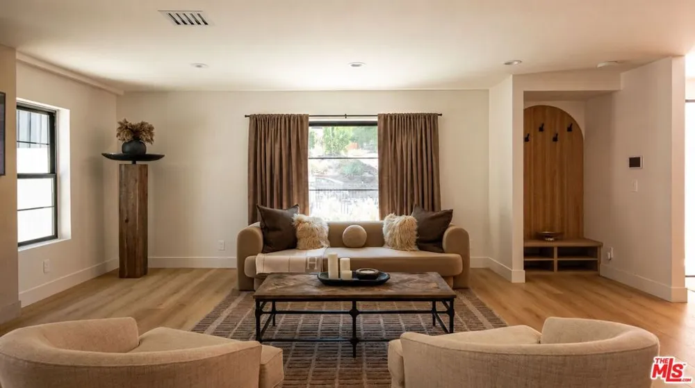 22269 Avenue San Luis Los Angeles, CA 91364