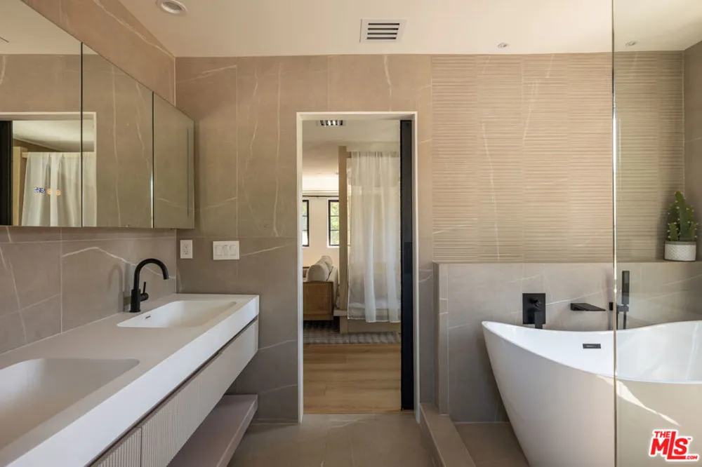 22269 Avenue San Luis Los Angeles, CA 91364