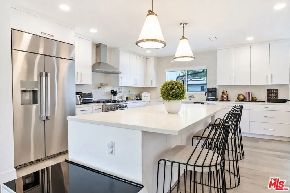 20326 Alerion Place Los Angeles, CA 91364