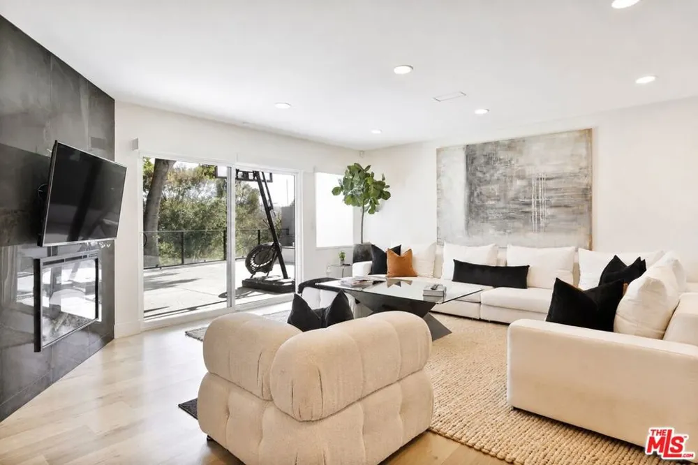 20326 Alerion Place Los Angeles, CA 91364
