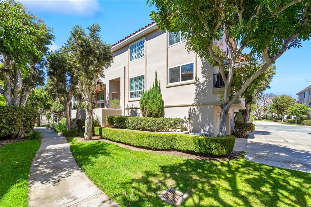 19401 Merion Circle Huntington Beach, CA 92648