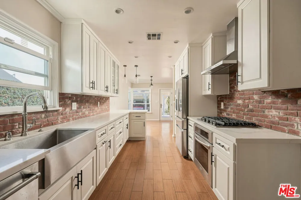 14212 Leadwell Street Van Nuys, CA 91405