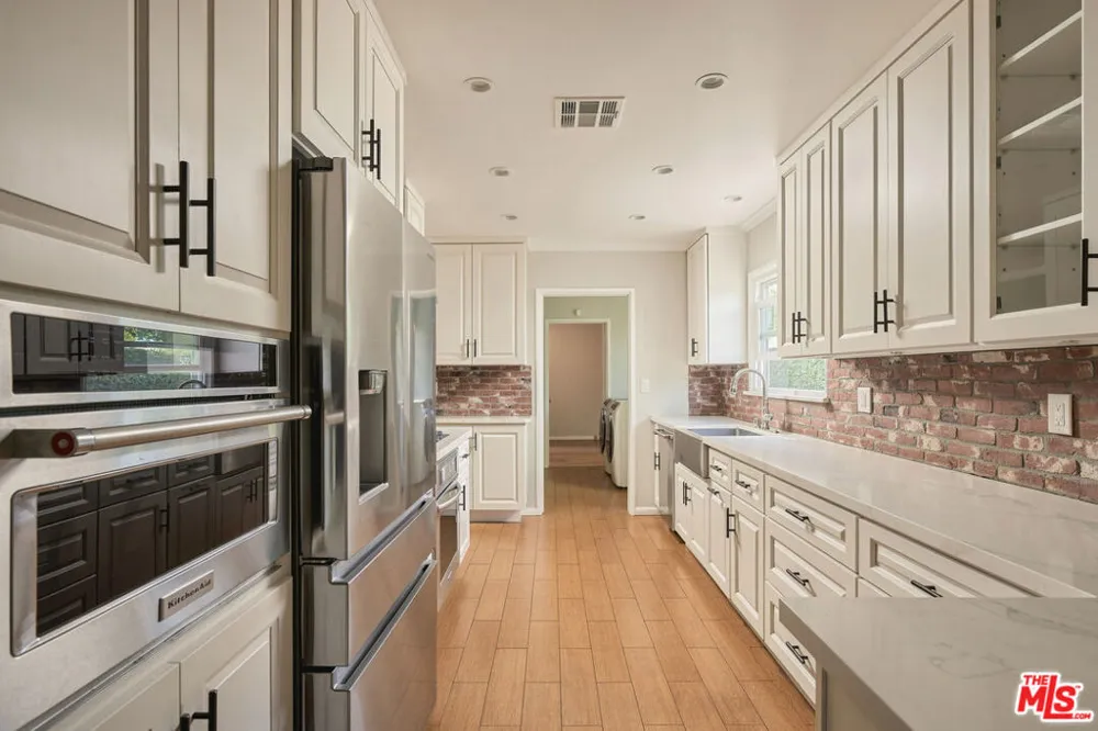 14212 Leadwell Street Van Nuys, CA 91405