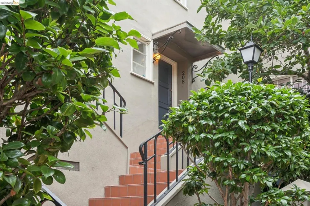 208 Lee St Oakland, CA 94610
