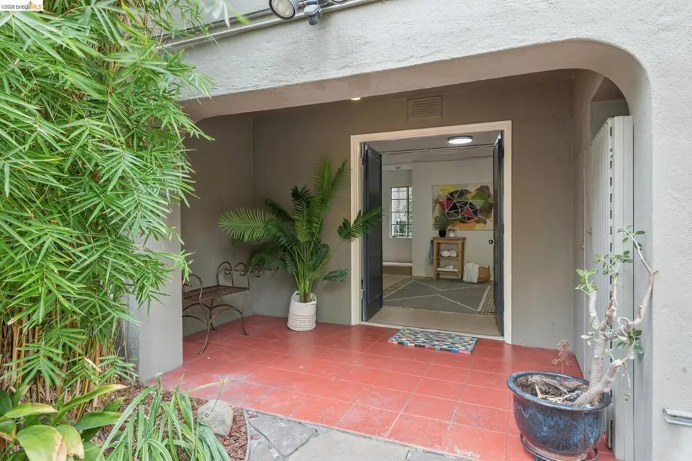 208 Lee St Oakland, CA 94610