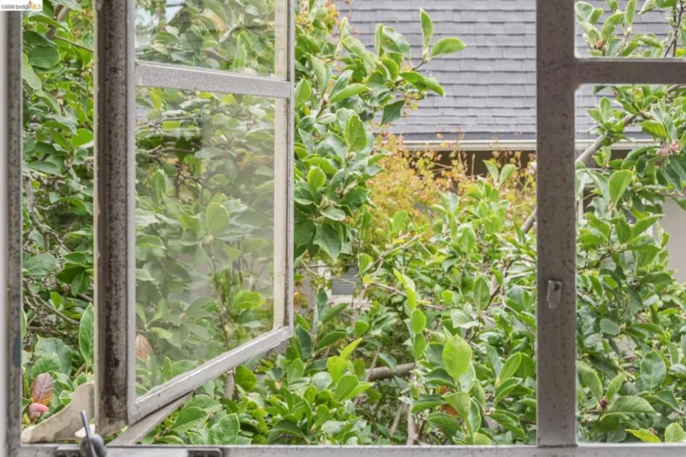 208 Lee St Oakland, CA 94610