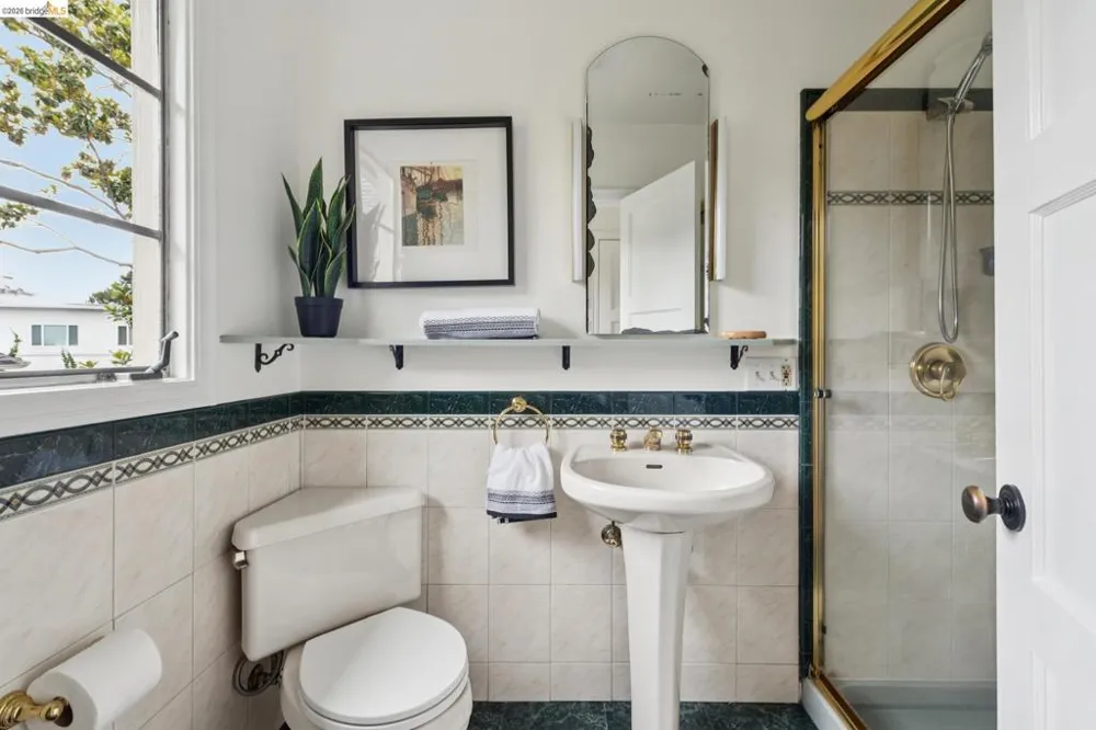208 Lee St Oakland, CA 94610