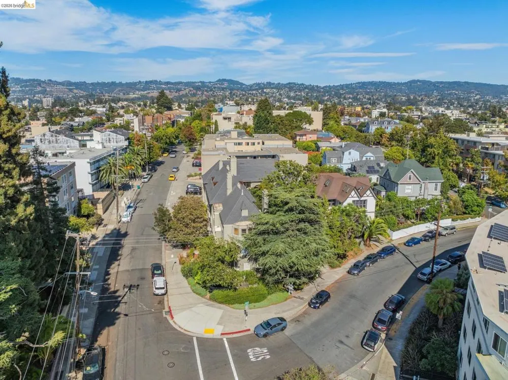 208 Lee St Oakland, CA 94610