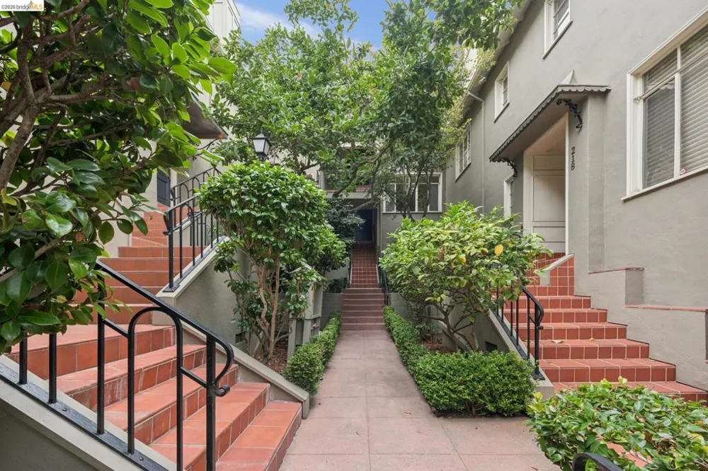 208 Lee St Oakland, CA 94610