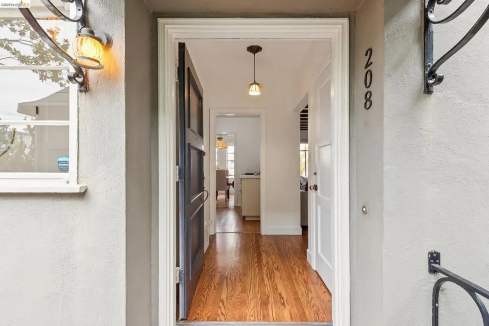 208 Lee St Oakland, CA 94610